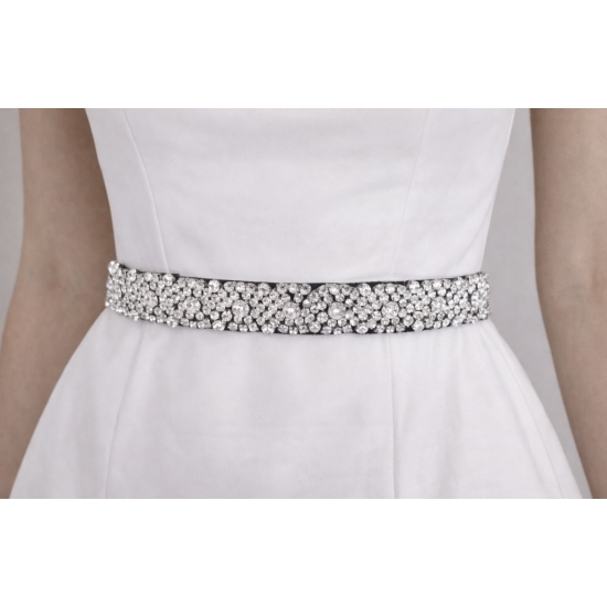 Elastyczny pasek glamour z kryształkami – efektowny akcent stylizacji.